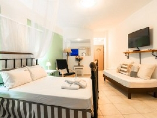 Mouria Studios & Apts