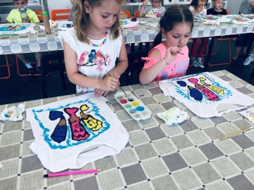ATELIER DE PICTURĂ PE TRICOURI- personalizează tricoul în tematica clasei