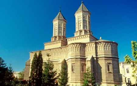 biserica-trei-ierarhi-postimgorg-1519915897.jpg