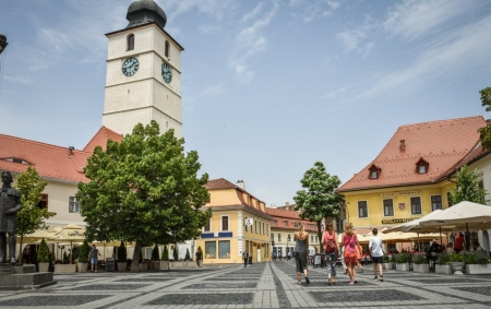 piata-mare-turnul-sfatului-sibiu-centru-canicula-vara-meteo-vreme-1-wetk-1200x720.jpg