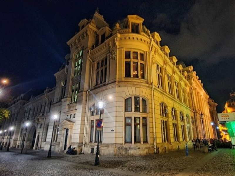 Bucuresti - cladire istorica iluminata