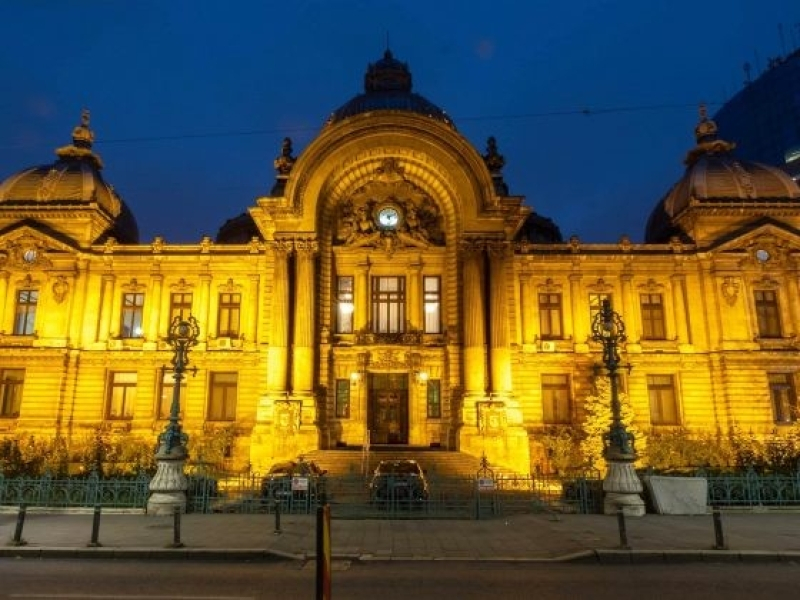 Bucuresti - cladire istorica iluminata
